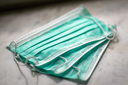 El problema de los guantes y las mascarillas desechables