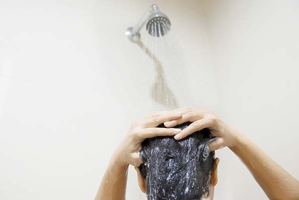 Los pelos, principales culpables de atascos en bañeras y duchas