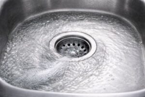 6 cosas que no debes tirar nunca por el desagüe