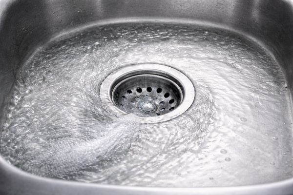 6 cosas que no debes tirar nunca por el desagüe